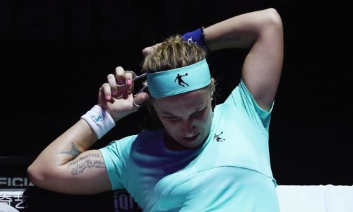 Russian Player Cuts her own Hair During WTA final against Agnieszka Radwanska